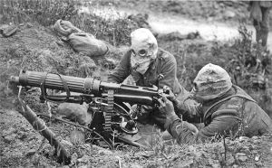 800px-Vickers_machine_gun_crew_with_gas_masks