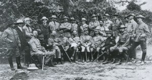 Observadores en la batalla de Shaho (Guerra Ruso-Japonesa. Hoffmann sentado, el primero por la izquierda.