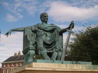 Estatua del Emperador Constantino en la ciudad de York, Inglaterra.