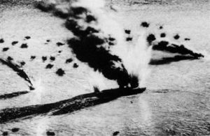 Diorama con los portaaviones japoneses Soryu y Akagi en llamas durante la Batalla de Midway.