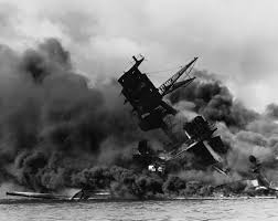 El USS Arizona se hunde en la Bahía de pearl Harbor. 7 de diciembre de 1941.